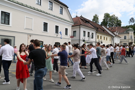 Četvorka maturantov oživila kamniški Glavni trg (39)